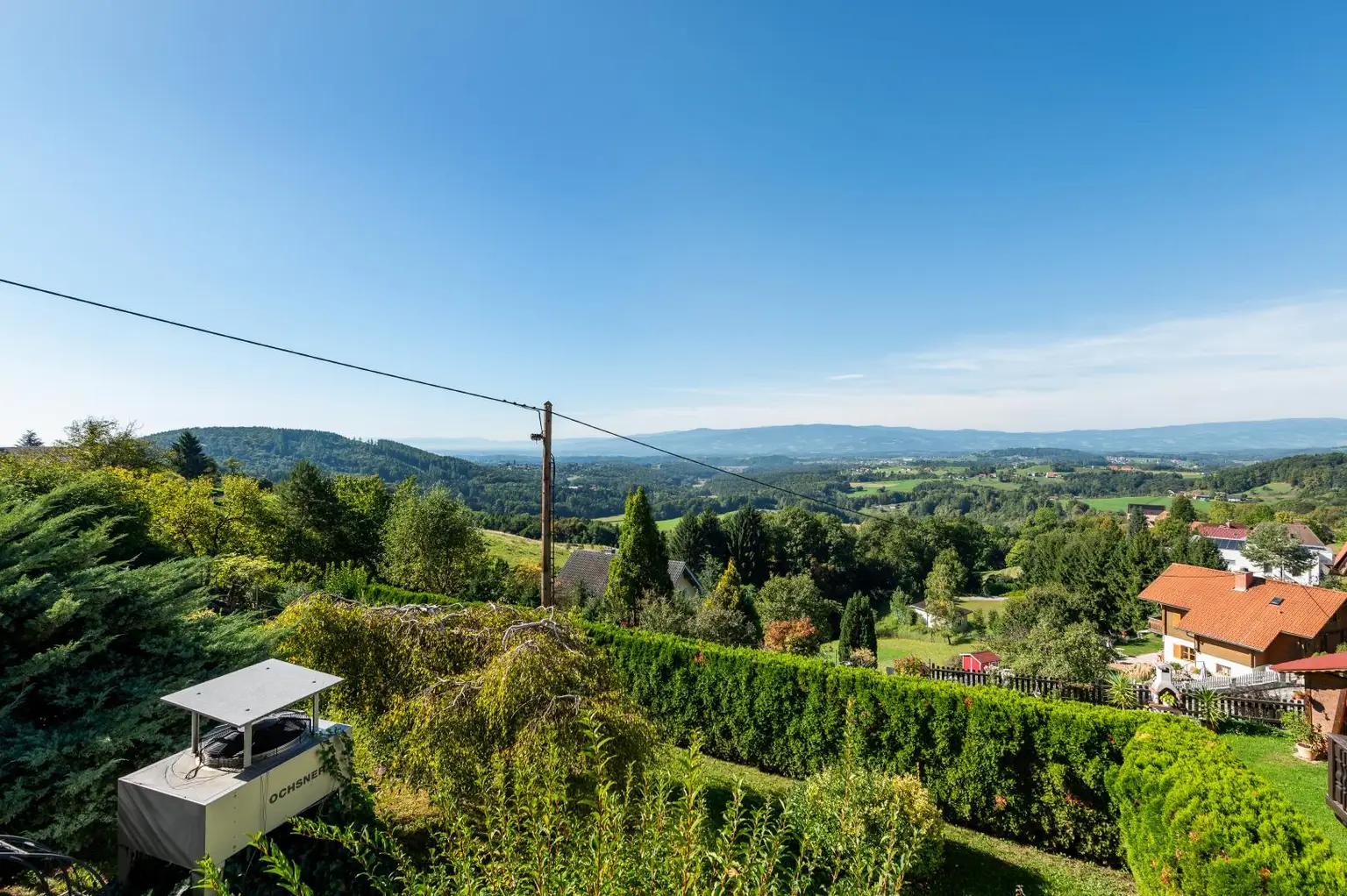 Einfamilienhaus mit Einliegerwohnung, Garage, Carports und Ausblick!