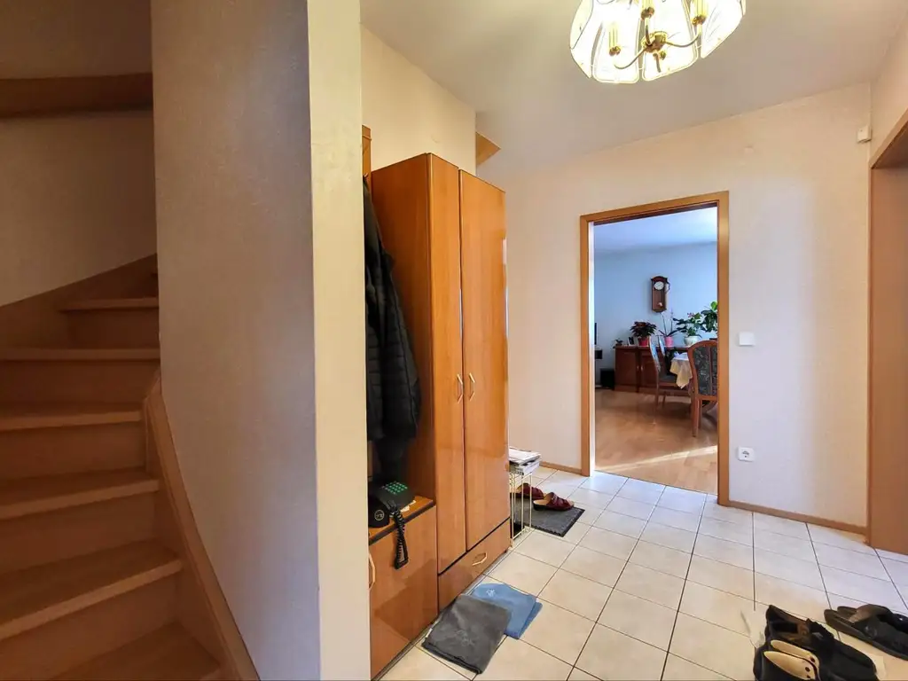 GUT GELEGENES HAUS MIT PFLEGELEICHTEM GARTEN IN BRUNN AM GEBIRGE