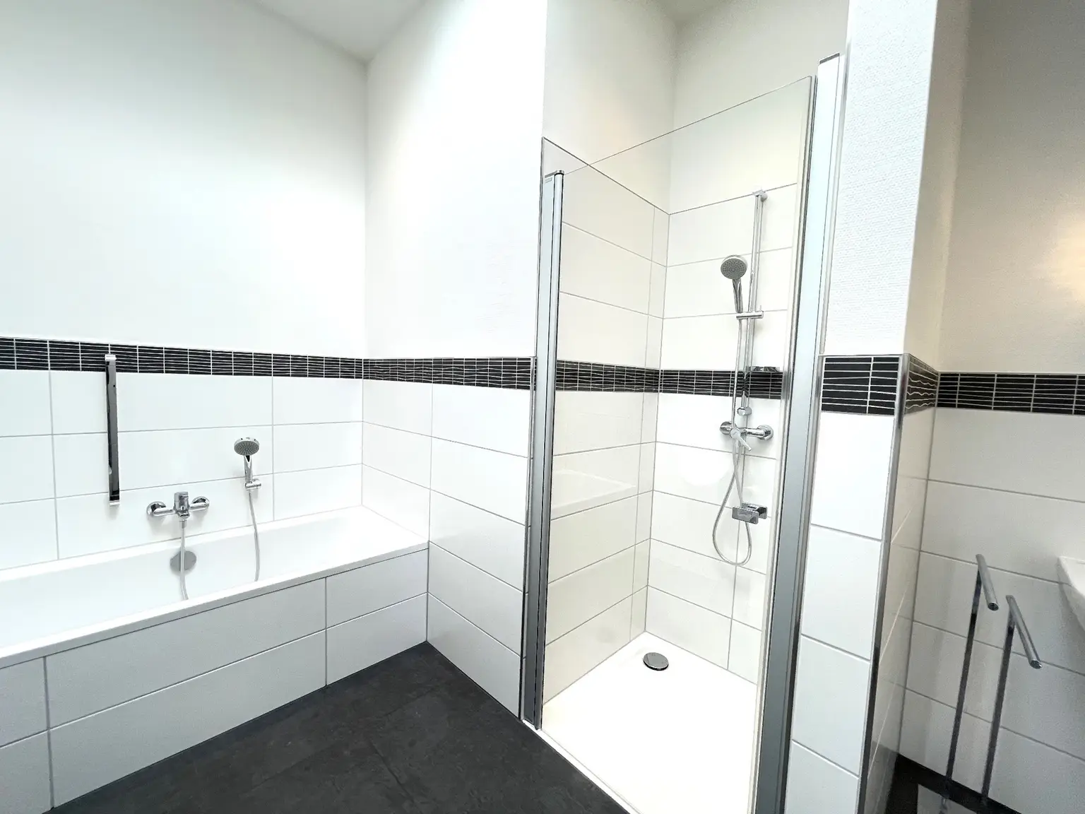 Bad (neben Gästezimmer)