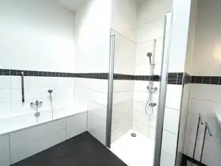 Bad (neben Gästezimmer)