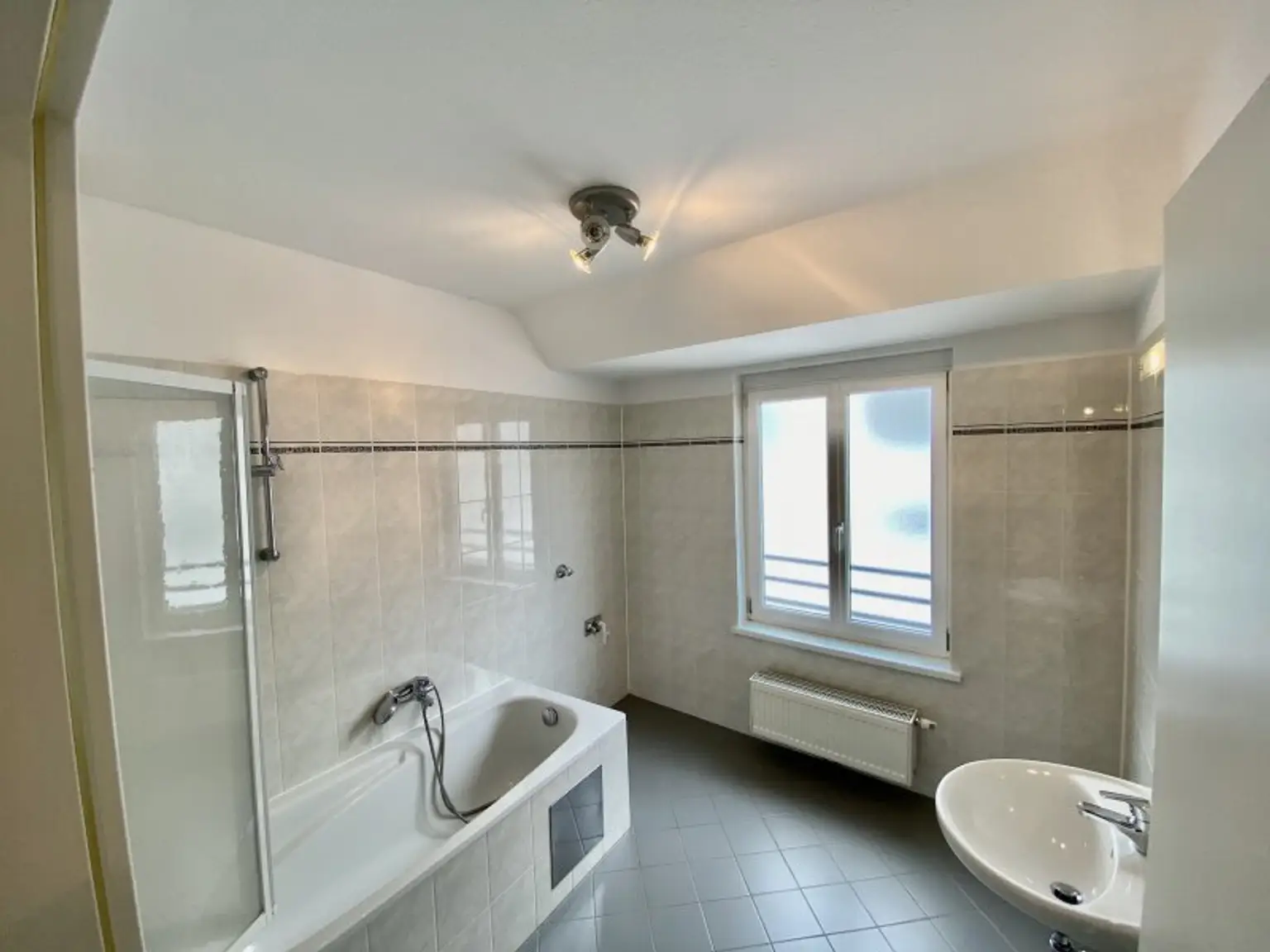 Badezimmer mit Fenster