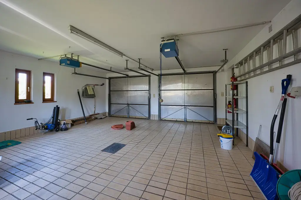 Exklusivität und Privatsphäre pur auf 2.610 m2 Grundfläche! Von der Terrasse in den Schwimmteich.