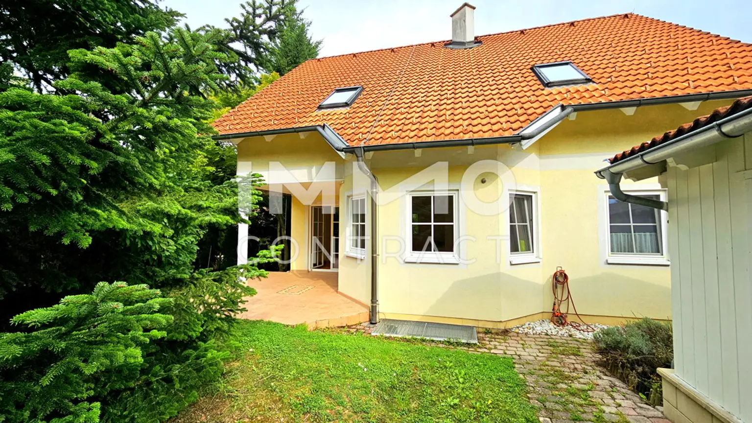 Familienfreundliches, lichtdurchflutetes  Traumhaus: 4 Schlafzimmer, Pool, Sauna und Gartenidylle