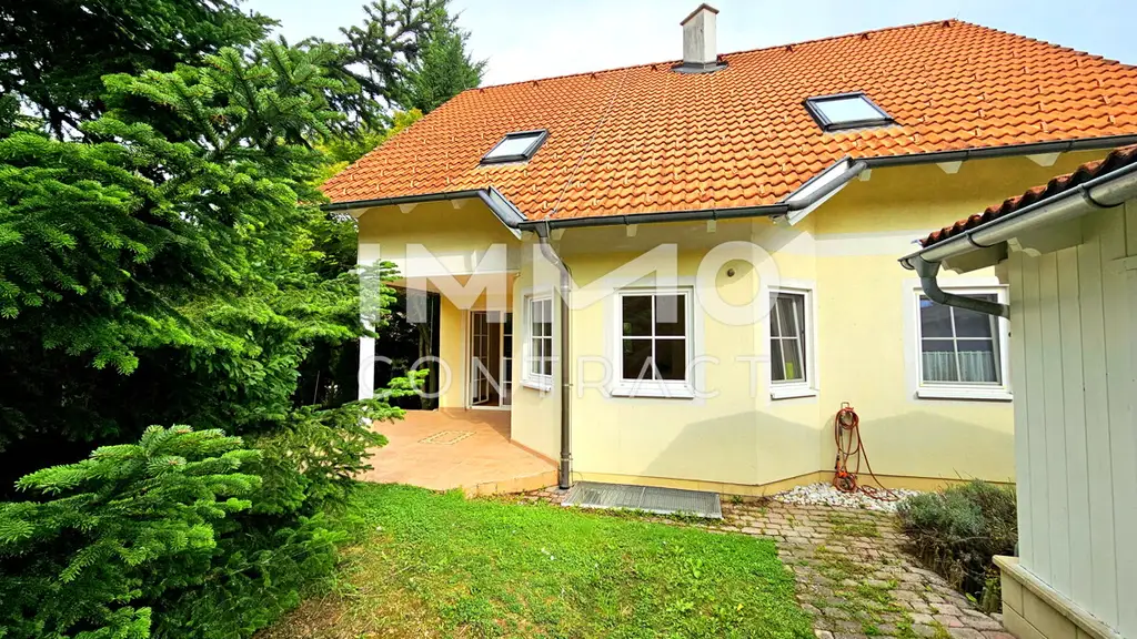 Familienfreundliches, lichtdurchflutetes  Traumhaus: 4 Schlafzimmer, Pool, Sauna und Gartenidylle