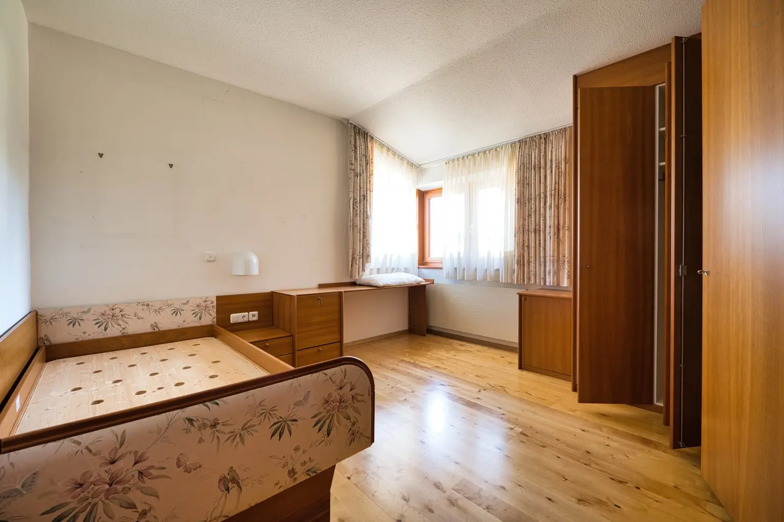 Exklusivität und Privatsphäre pur auf 2.610 m2 Grundfläche! Von der Terrasse in den Schwimmteich.