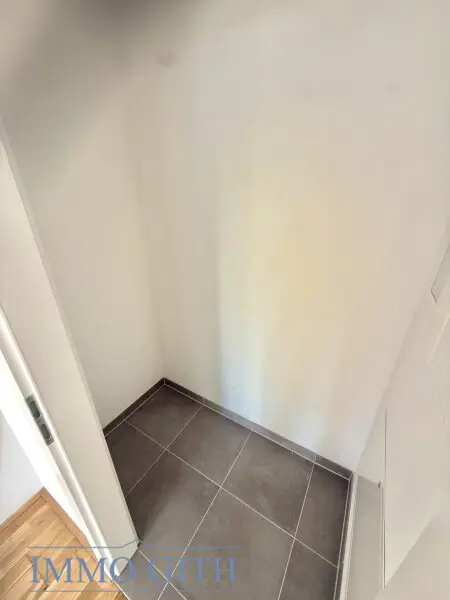 STAMMERSDORFER RUHELAGE: MODERNE 2-ZIMMER-WOHNUNG MIT NEUER KÜCHE, LOGGIA & TERRASSE ZU MIETEN!