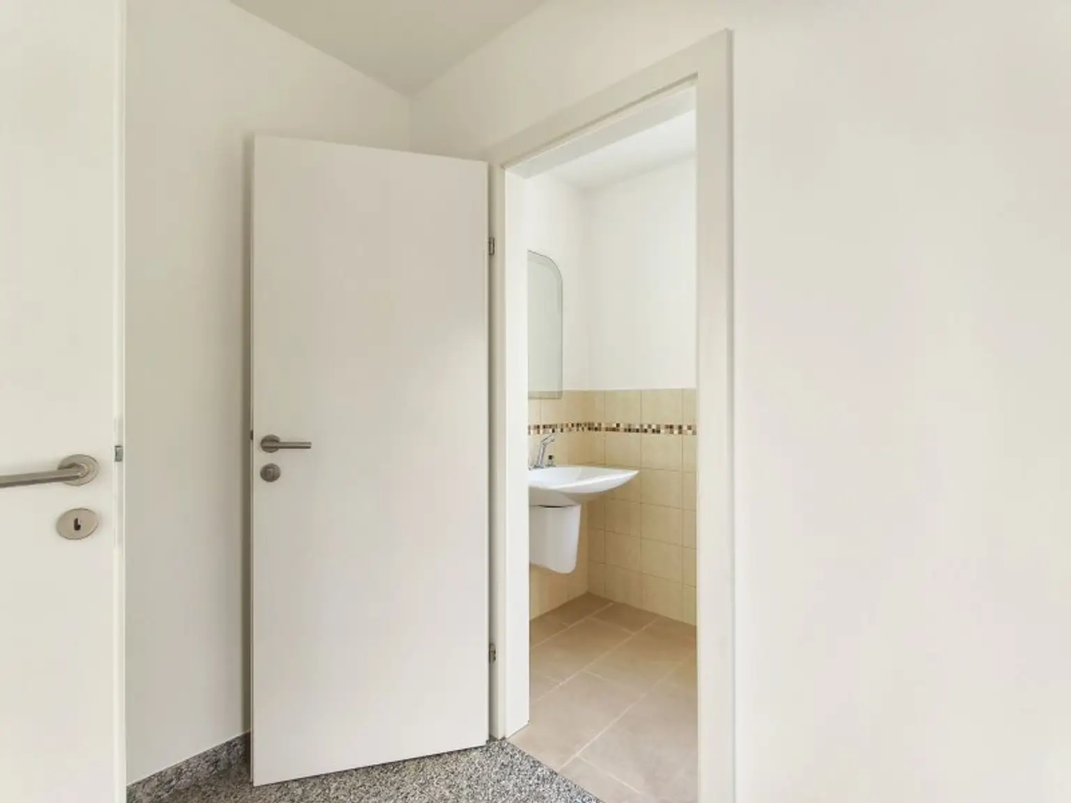 Vorraum mit Blick ins Gäste-WC