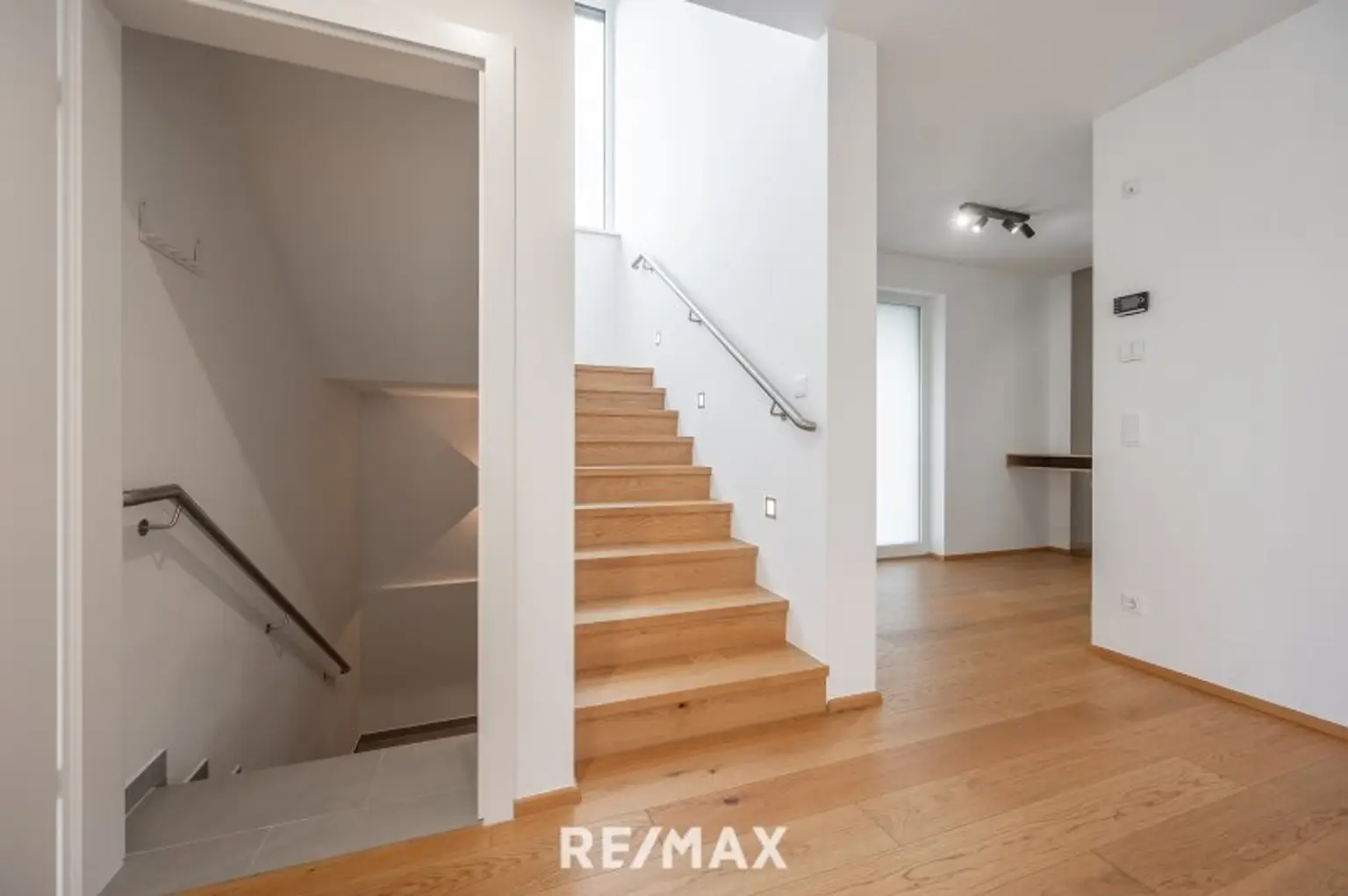 Stiege_EG mit Blick ins UG und OG