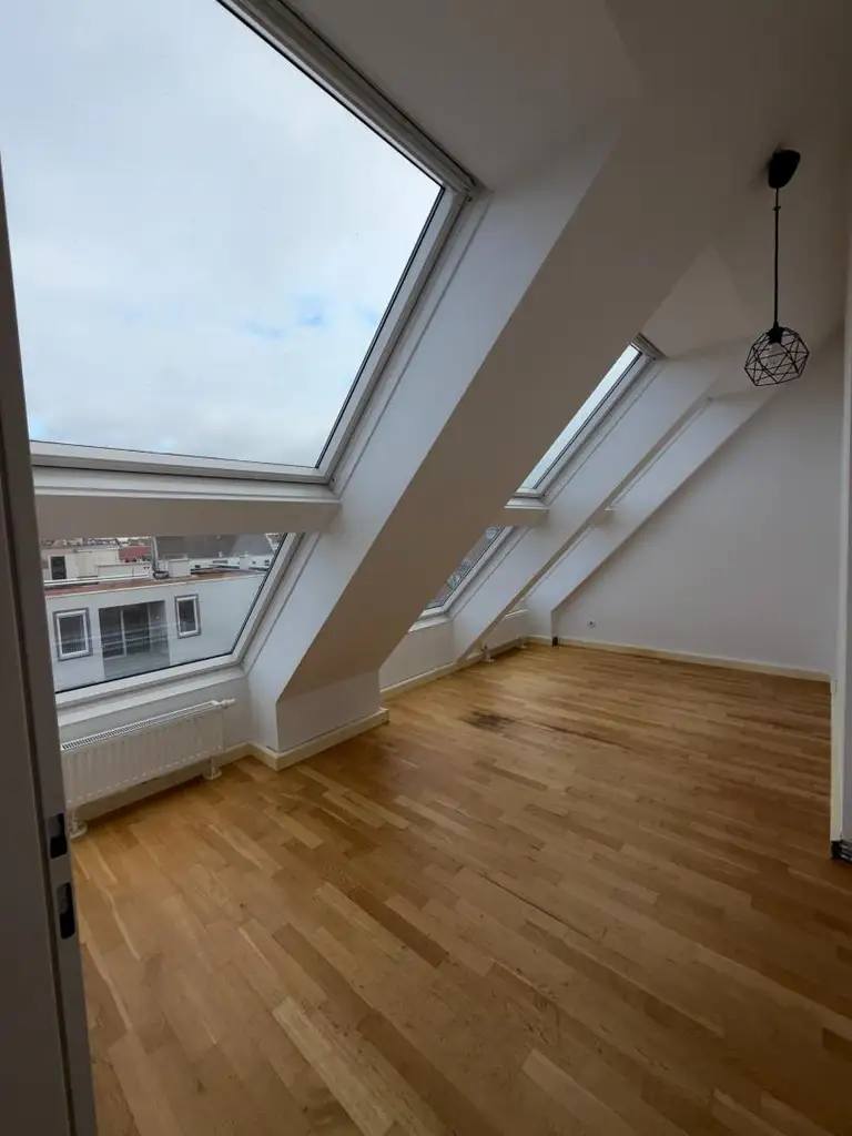 Helles 2 Zimmer - Büro - DG | wenige Schritte entfernt - Straßebahnlinie 46 | Nähe Brunnenmarkt & U6 Thaliastraße