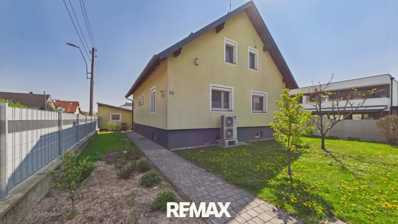 Ansicht Haus Vorgarten