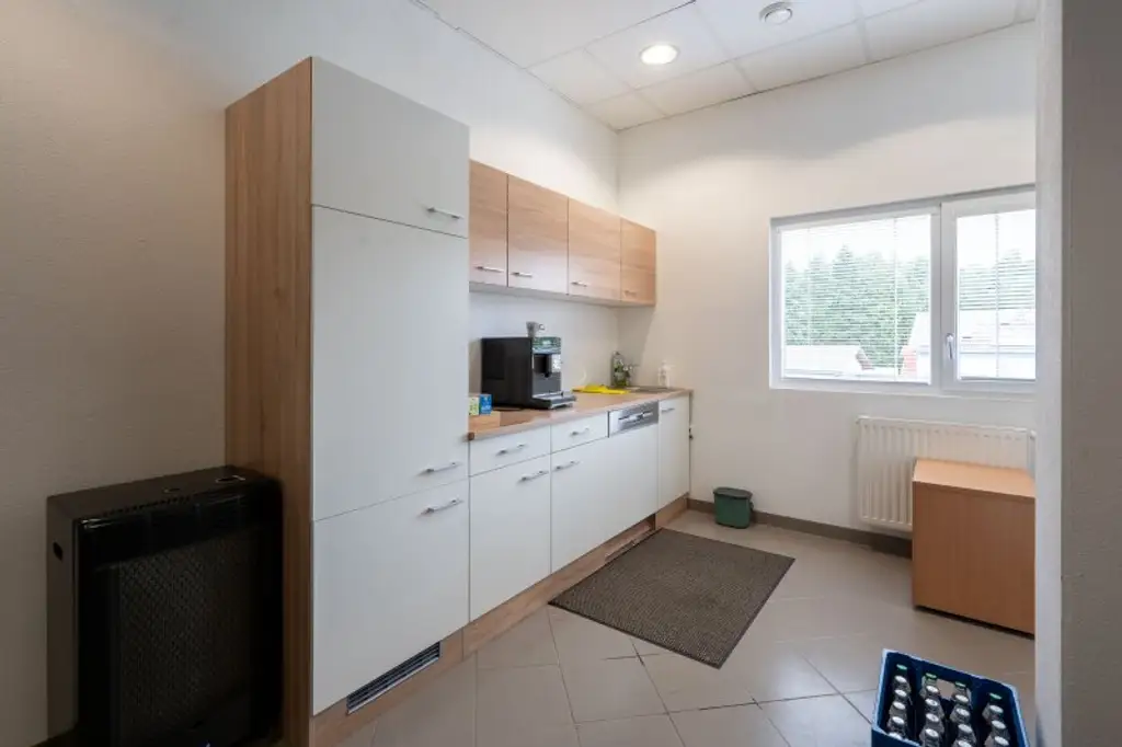Komfortables Obergeschoss-Büro mit Küche und guter Anbindung in Pinsdorf zu mieten!