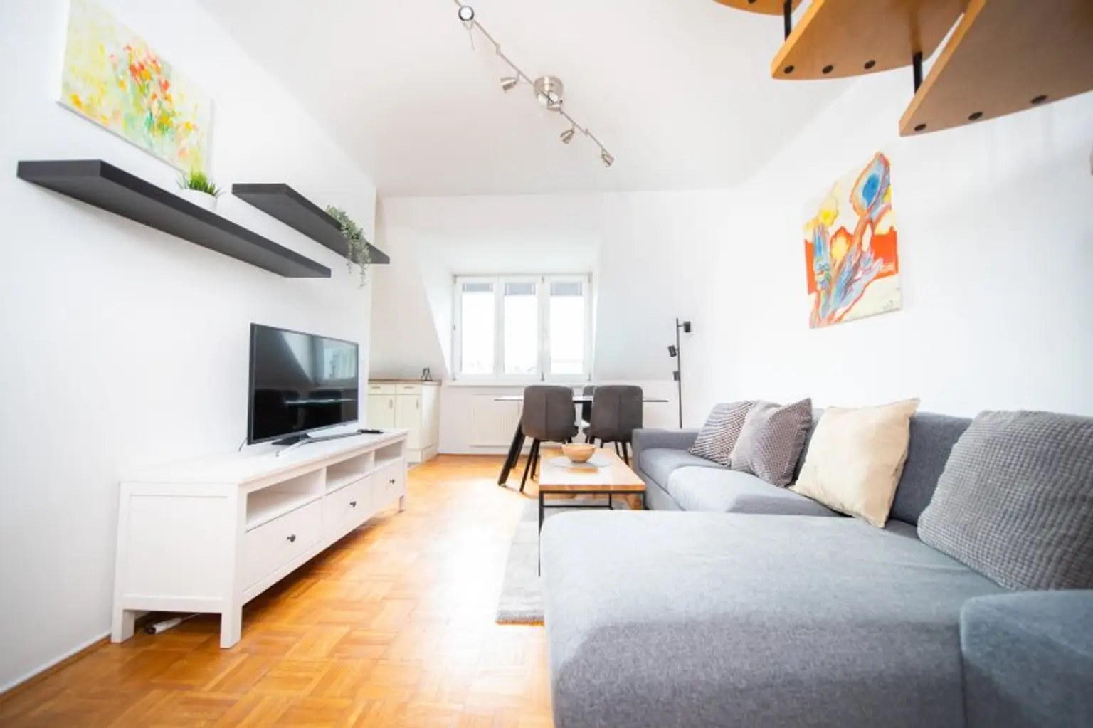 Charmante und helle Masionette-Wohnung ! Wunderschön möbliert !