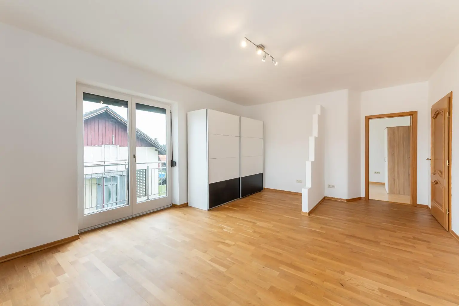 Großzügiges Zimmer mit Balkonzugang OG