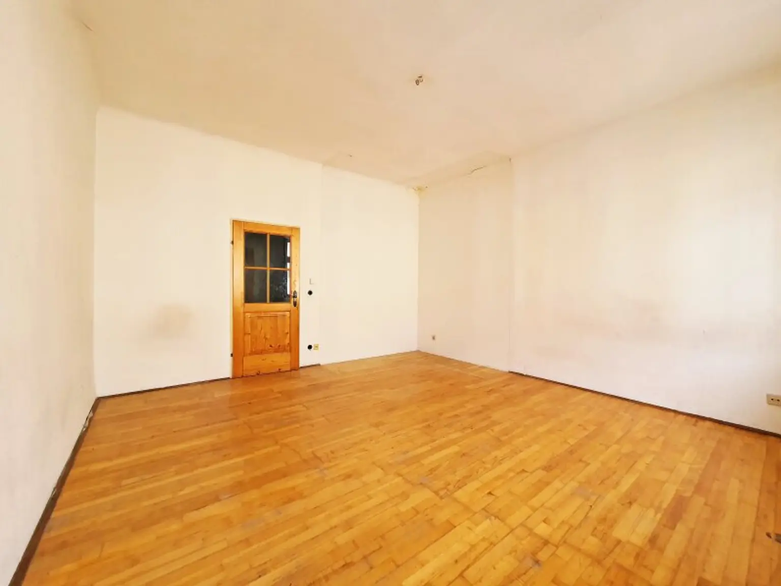 Wohnung B: großes Zimmer ca. 21,80 m²