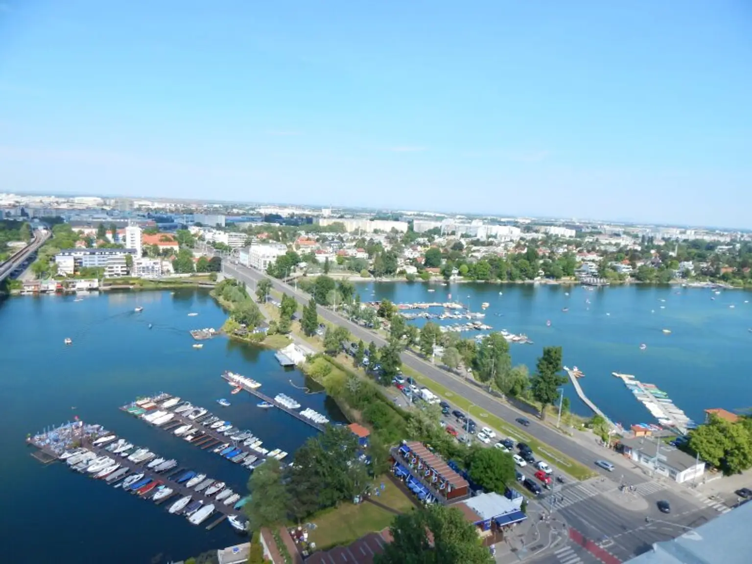 Blick zur Alten Donau vom 8.Liftstock - nähe U-Bahn und Donau Zentrum