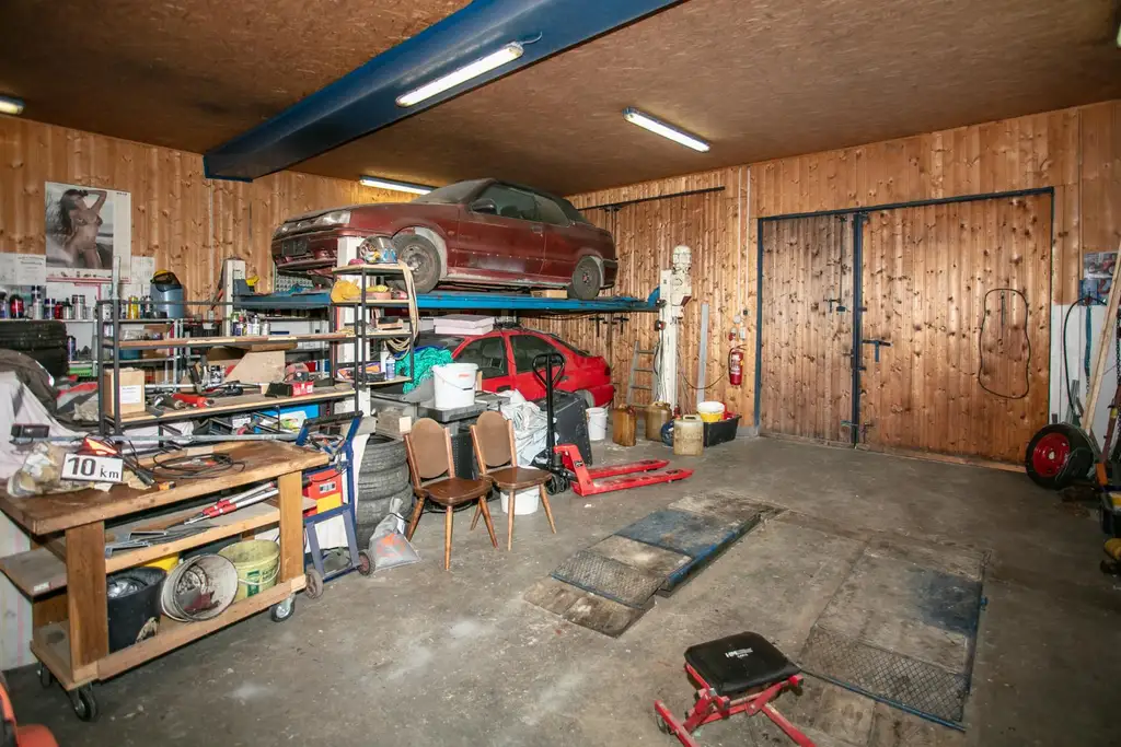 Sanierungsbedürftiger Bauernhof mit Hobby-Autowerkstatt in idyllischer Lage
