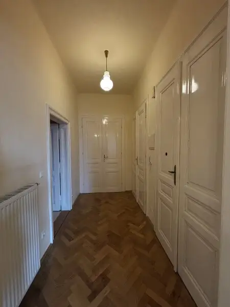 Charmante 2-Zimmer-Wohnung in repräsentativem Altbau – Ruhelage im Zentrum von Wiener Neustadt
