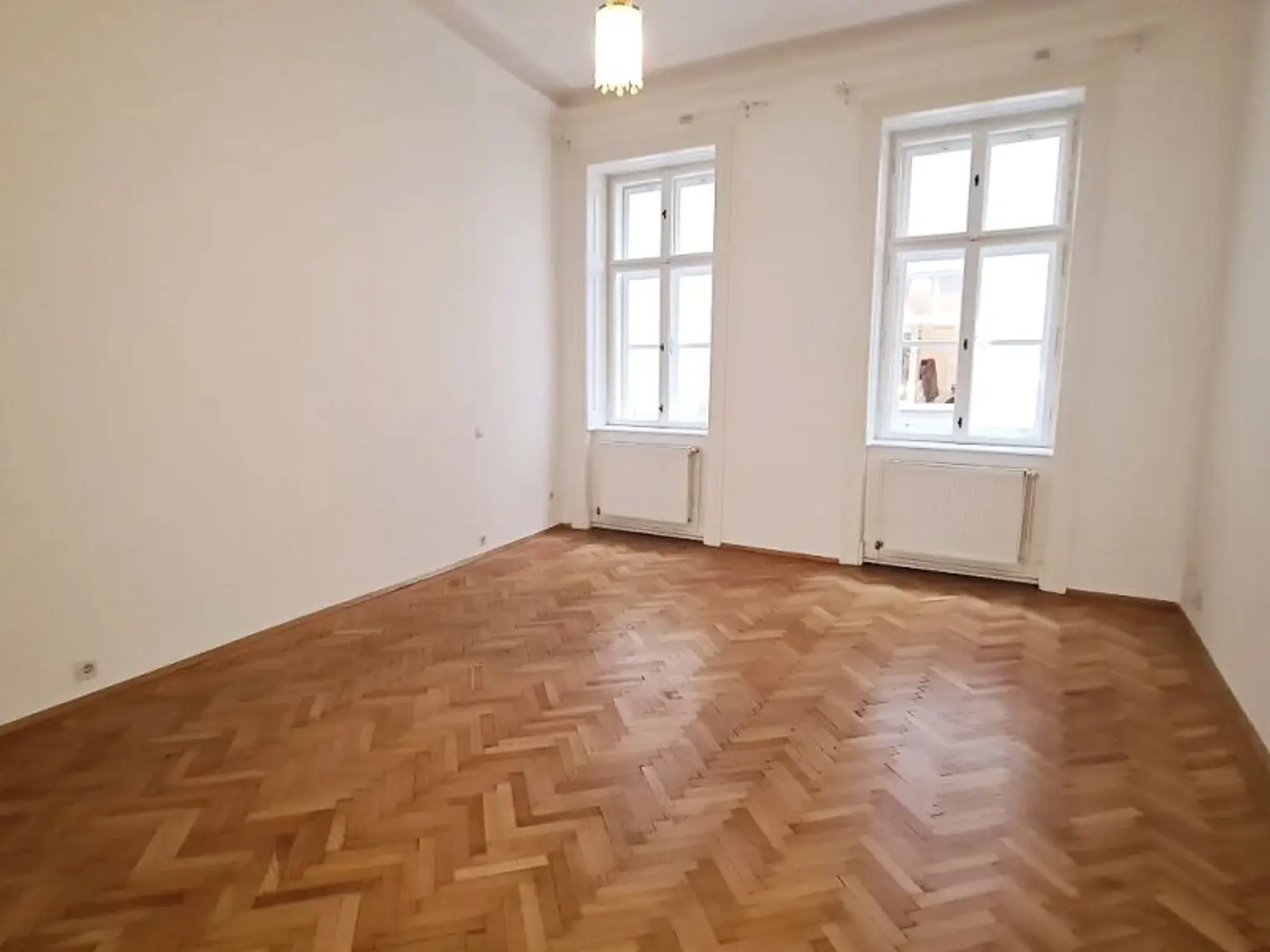 AM GRABEN-NÄHE, 95 m2 Altbau mit Balkon, 2 Zimmer, Komplettküche, Wannenbad, Parketten, 4. Liftstock, Flügeltüren, Spiegelgasse
