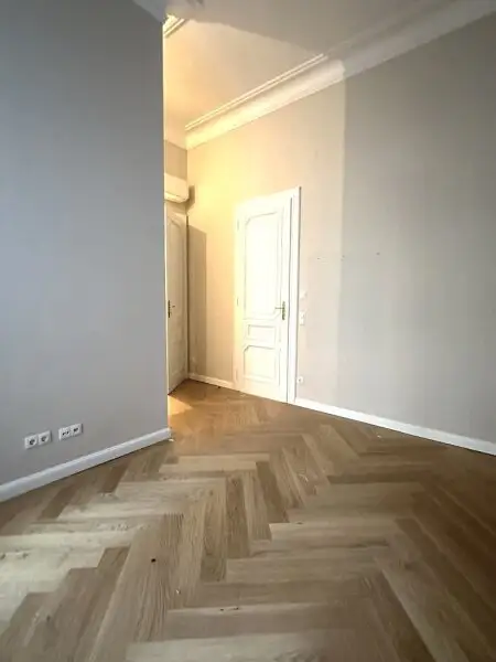 MÖLLWALDPLATZ, U1-NÄHE, 124 m2 ALTBAU, Wohnküche, 2 Zimmer, klimatisiert, 2 Bäder, Parketten, Loggia, 1. Liftstock, provisionsfrei