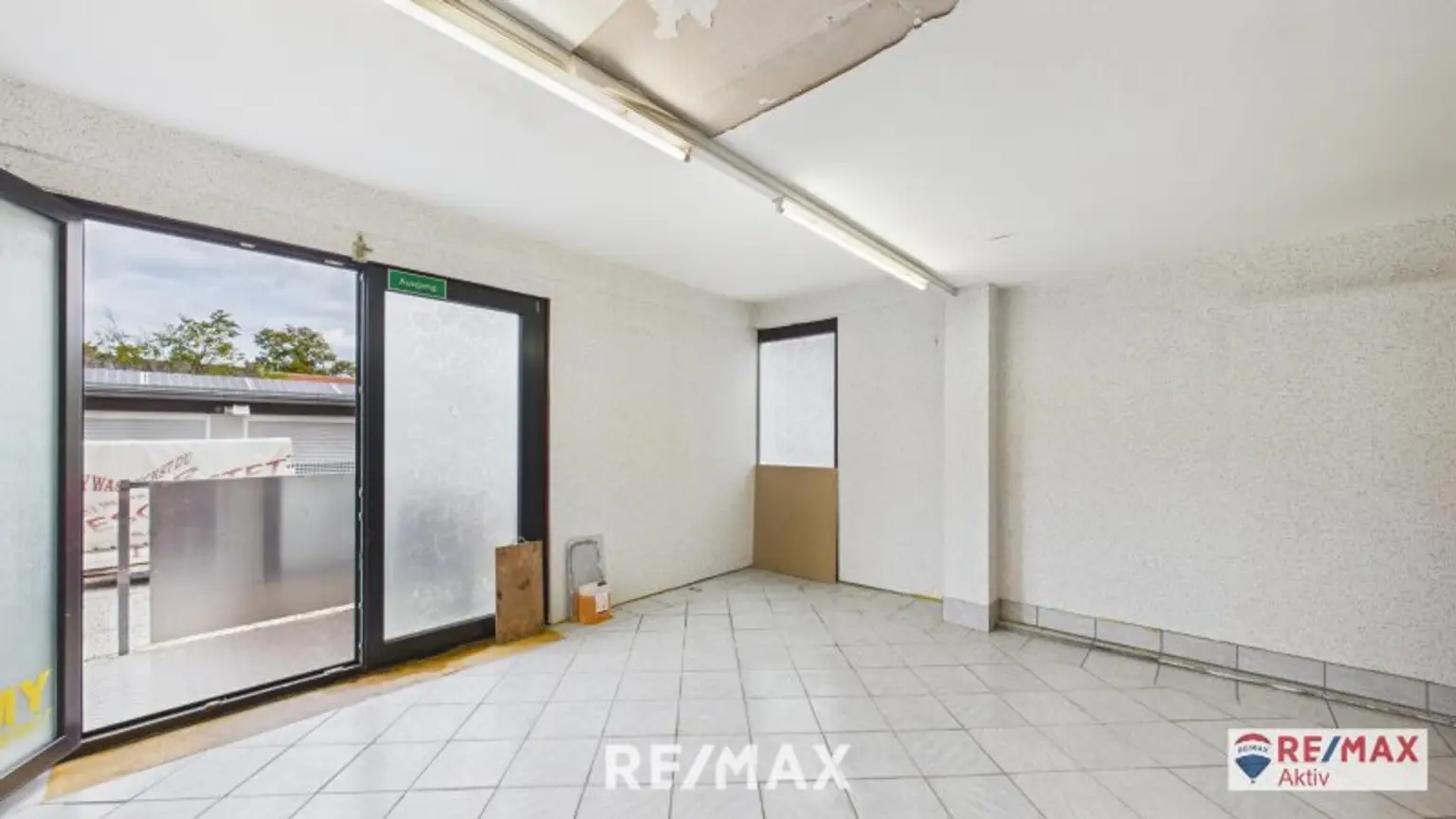 EG Raum mit Eingang von der Strasse