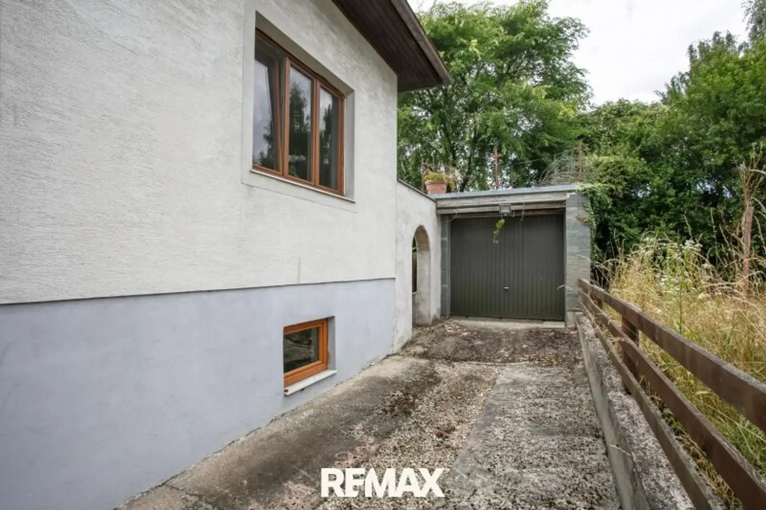 Nordseite mit Garage