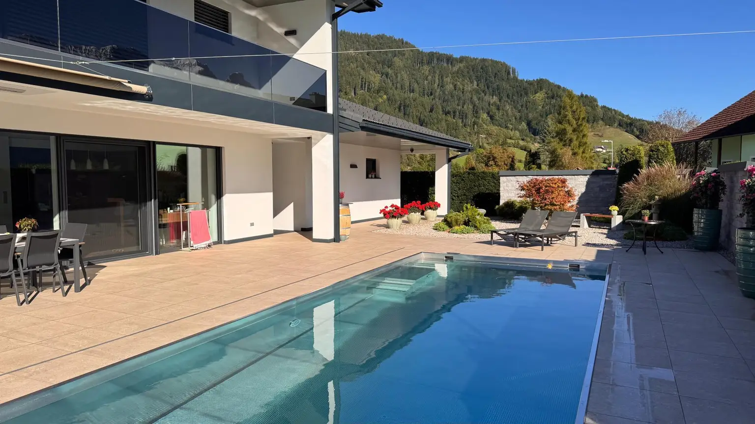 Südansicht mit Pool