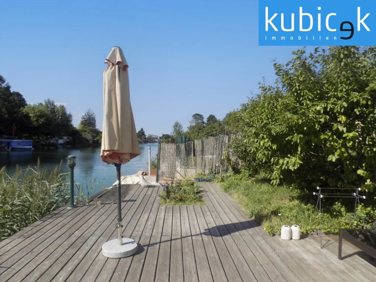 Moderner Sommer-Badebungalow mit direktem Wasserzugang auf Pachtgrund