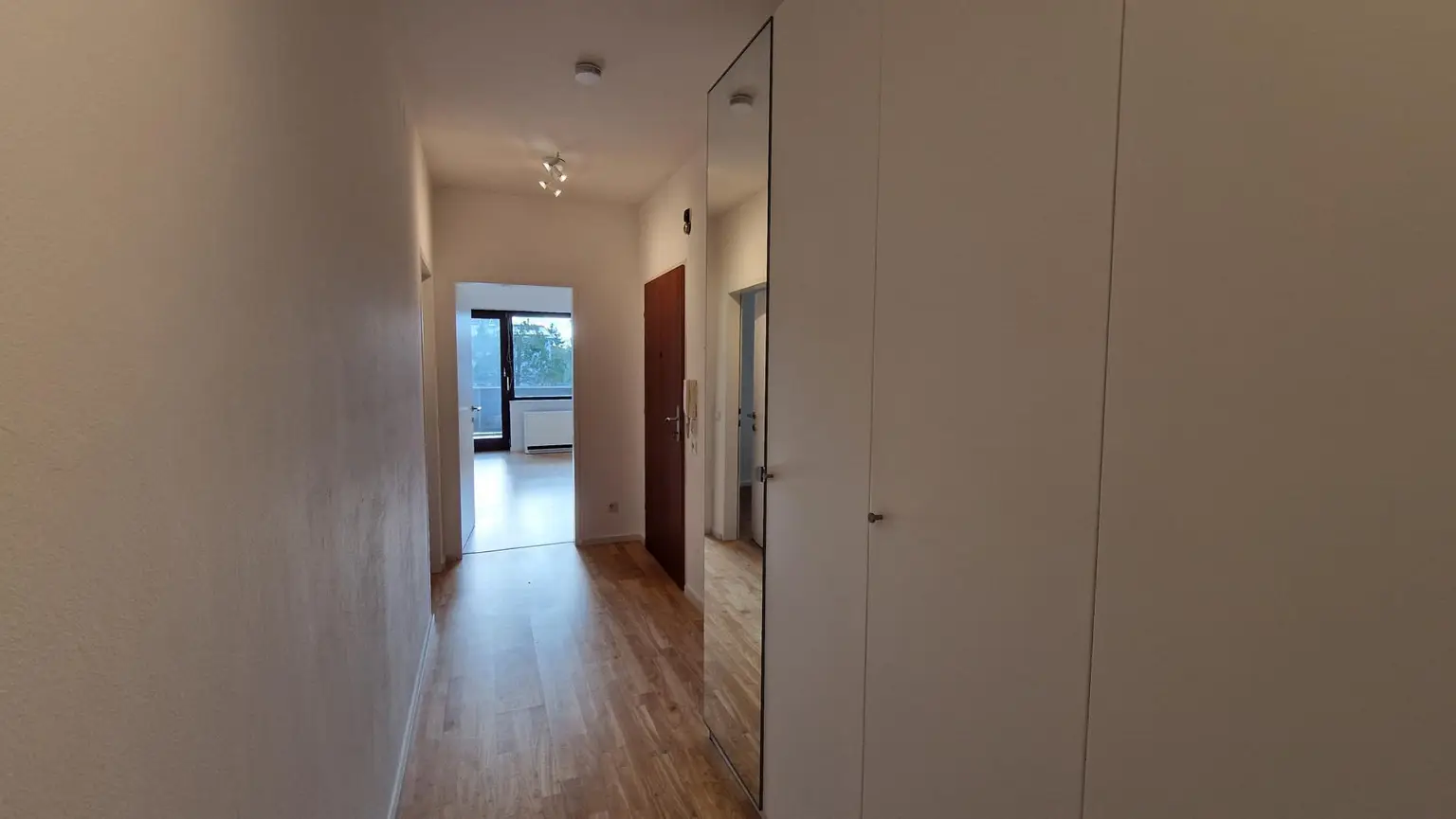 Vorzimmer mit Blick ins Wohnzimmer