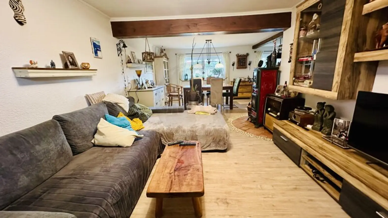 Zwei schöne Bungalows mit großem Garten