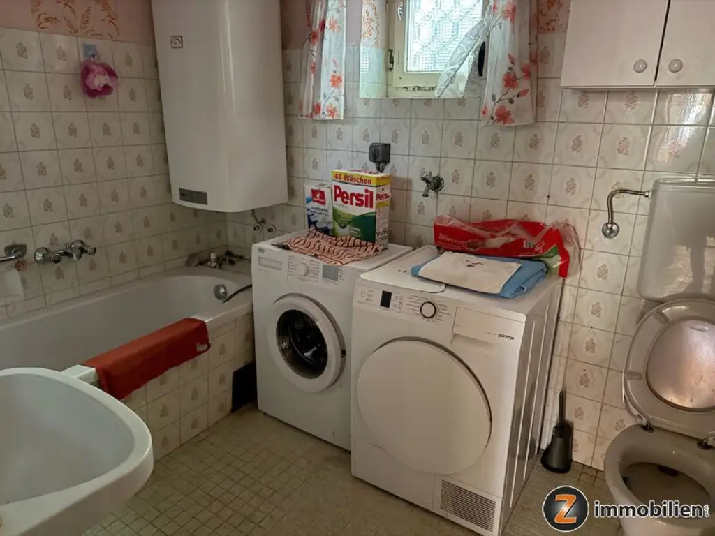 Sanierungsbedürftiges Haus mit Nebengebäuden