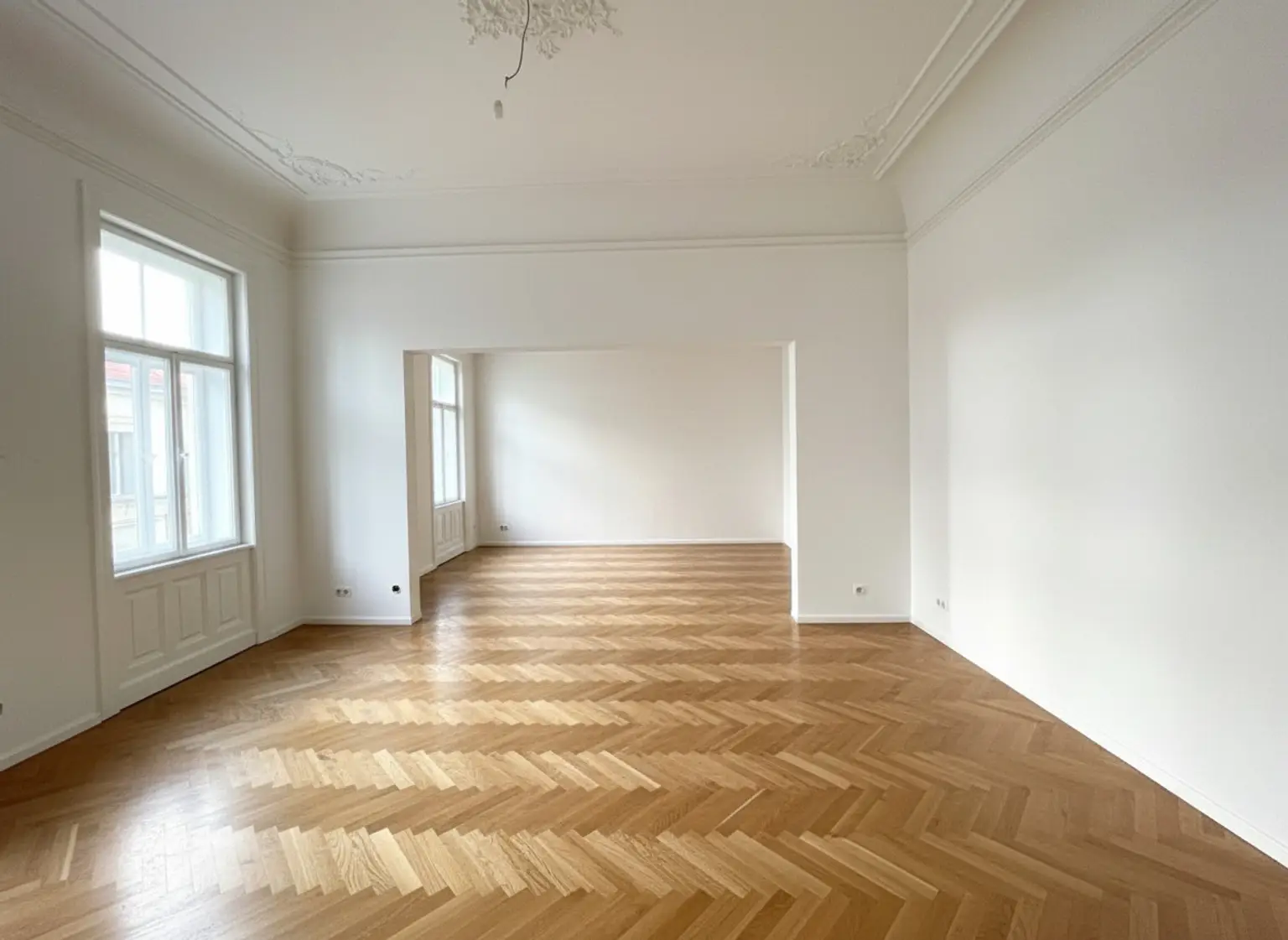 ERSTBEZUG NACH GENERALSANIERUNG: Einzigartige helle Altbauwohnung mit Stuckdecken in ruhiger Lage und einem kleinen Balkon