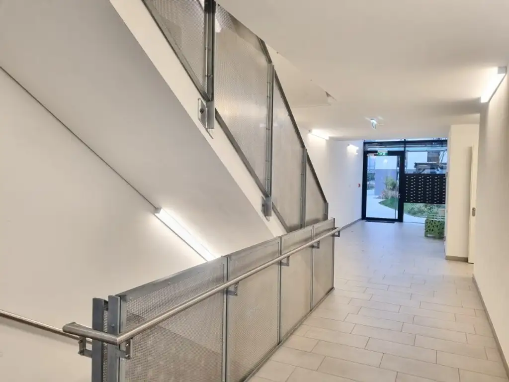 Neuwertige Wohnung mit Südbalkon, DAN-Küche und Freizeitangebot – Nähe U-Bahn