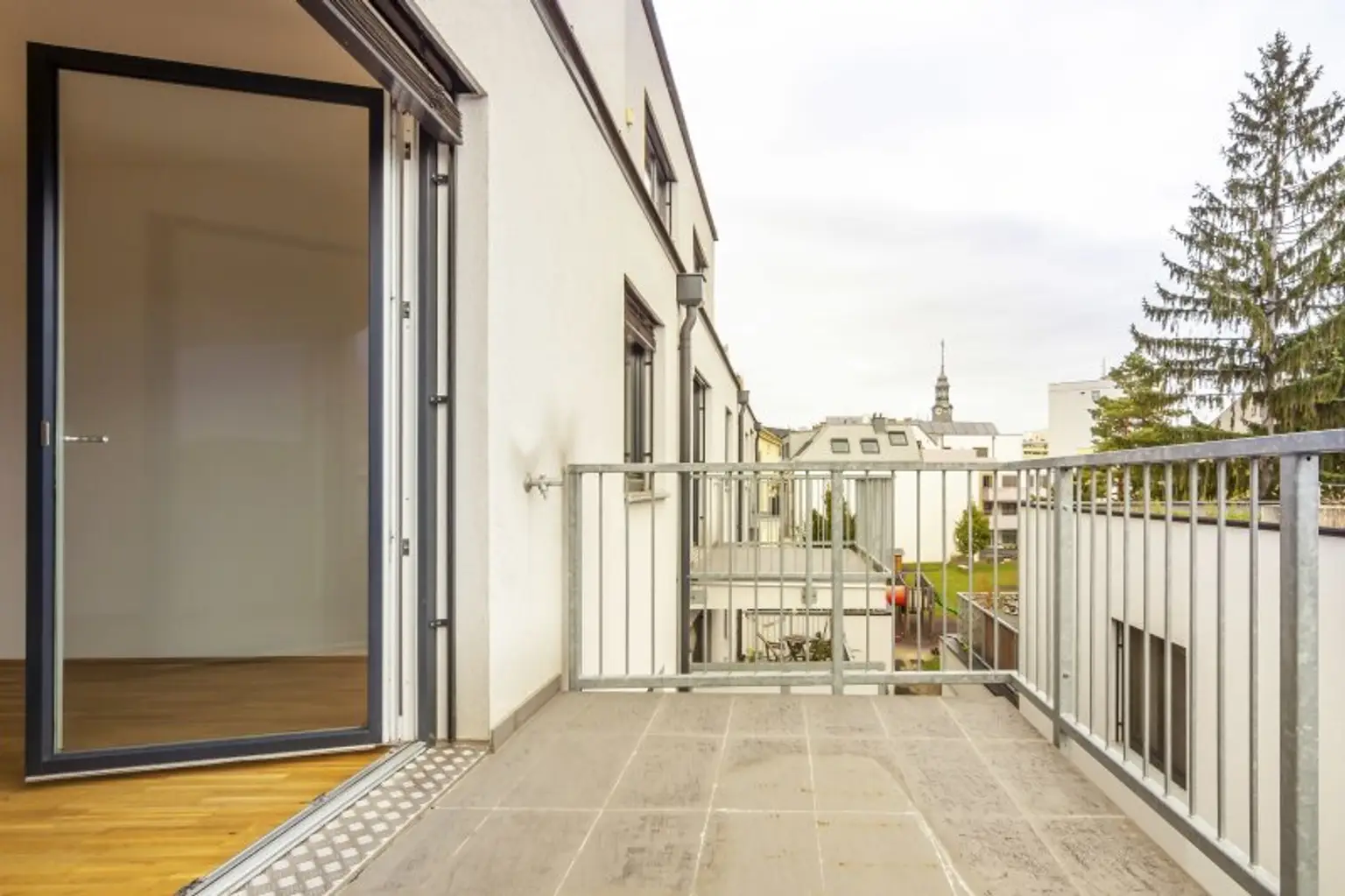 **Hofseitiger Balkon** Modernes Wohnen in ruhiger Lage