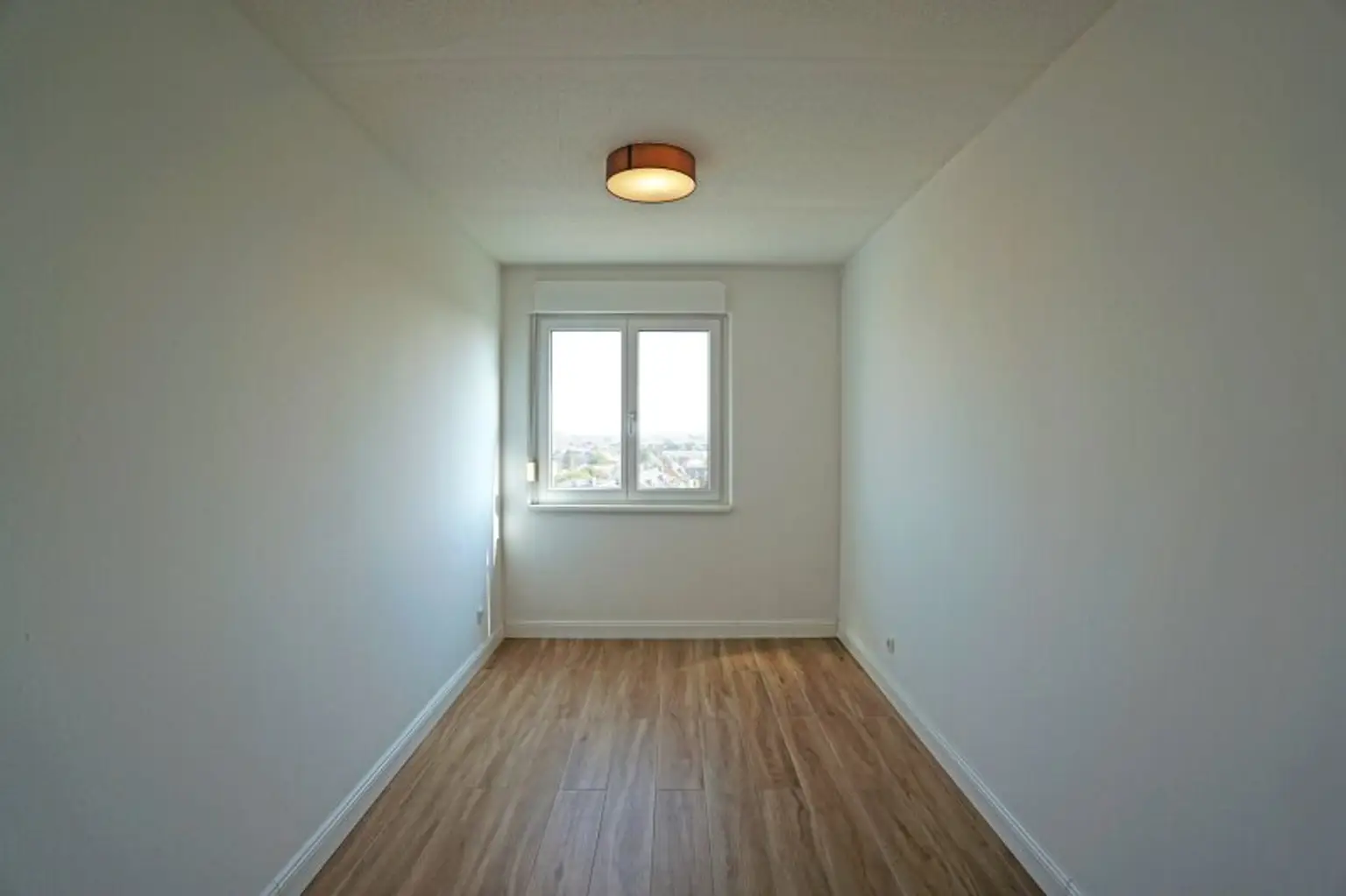 Penthouse-Wohnung | 131 m² Wfl. | 80 m² Dachterrasse mit 270°-Ausblick | PKW-Stellplatz | riesiger Gemeinschaftsgarten | im Zentrum