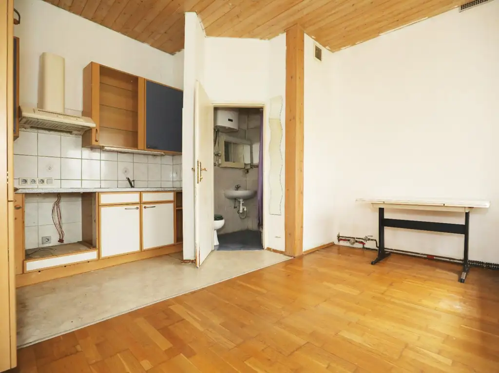 Renovierungsbedürftiges ZInshaus mit aureichend Parkplätzen im Trendbezirk Graz/Lend