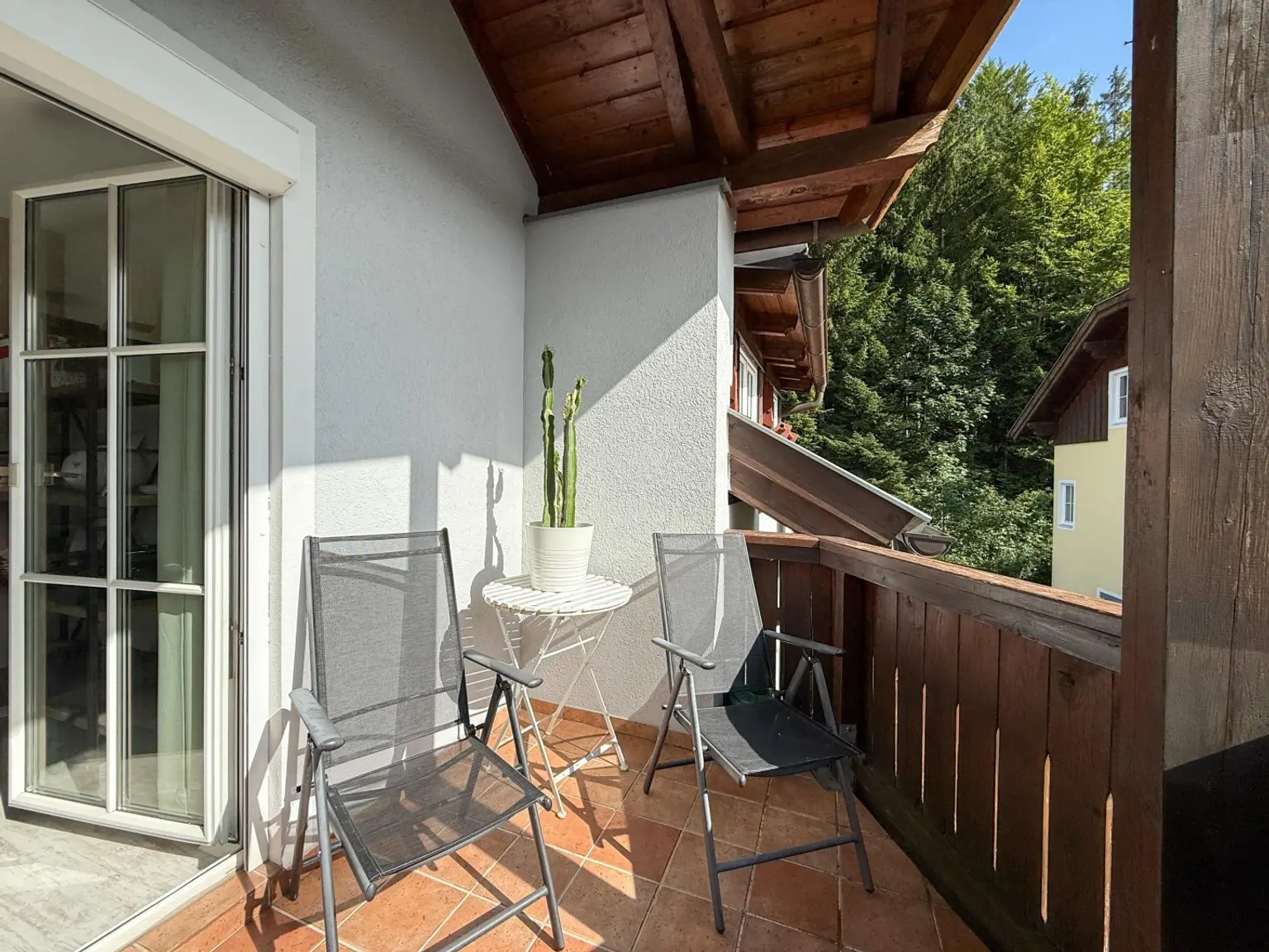 Charmante 3 Zimmer DG-Wohnung mit Carport-Stellplatz
