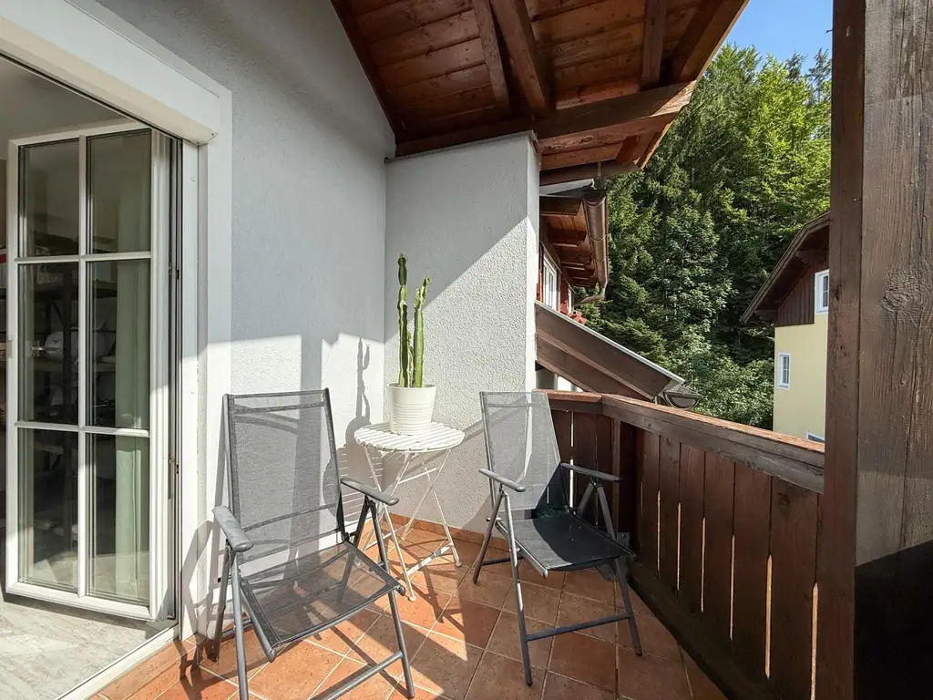 Charmante 3 Zimmer DG-Wohnung mit Carport-Stellplatz