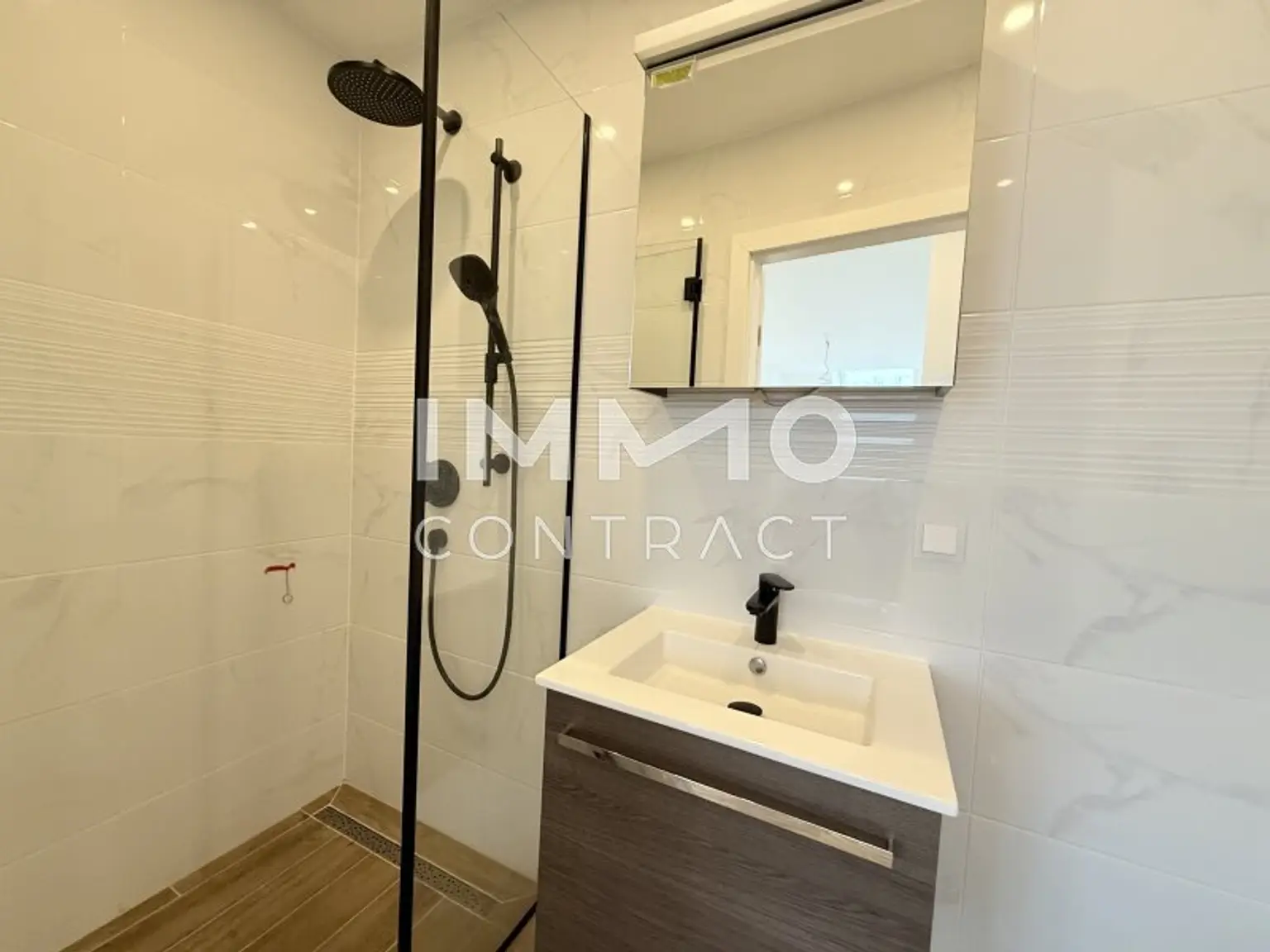 Bad mit Dusche und WC