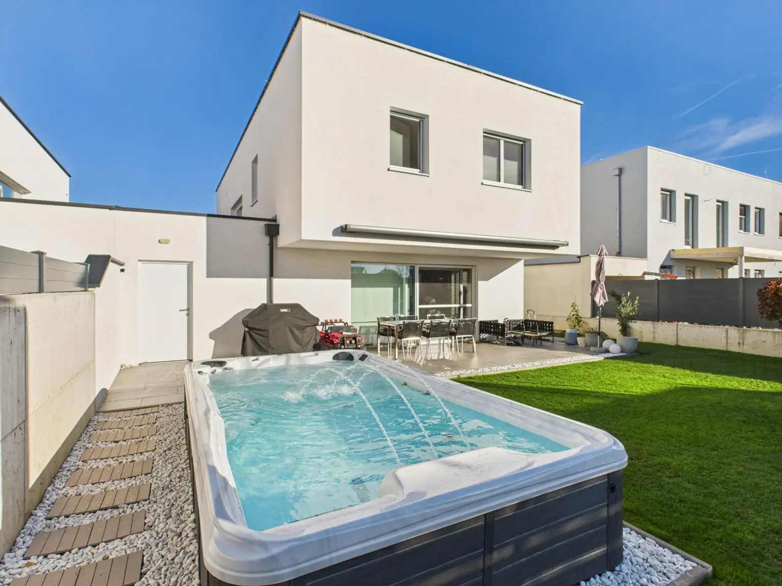 Exklusives Neubauhaus in Marchtrenk – stilvolles Wohnen mit modernster Technik & traumhaftem Garten samt Wellnessbereich