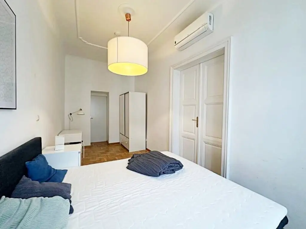 OPERNRING, STAATSOPER, klimatisierte 106 m2 Altbau, 3 Zimmer, Möblierung möglich, Extraküche, 2 Bäder, 4. Liftstock
