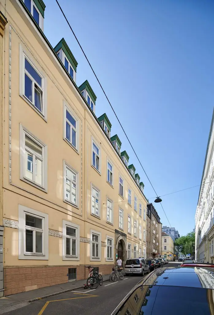 Klassisches Wiener Zinshaus mit ausgebautem Dachgeschoß in der Millergasse