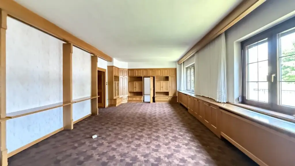 Großes Einfamilienhaus mit Veranda und Wirtschaftsanbau mit uneinsichtigen Garten + Ausbaupotential!