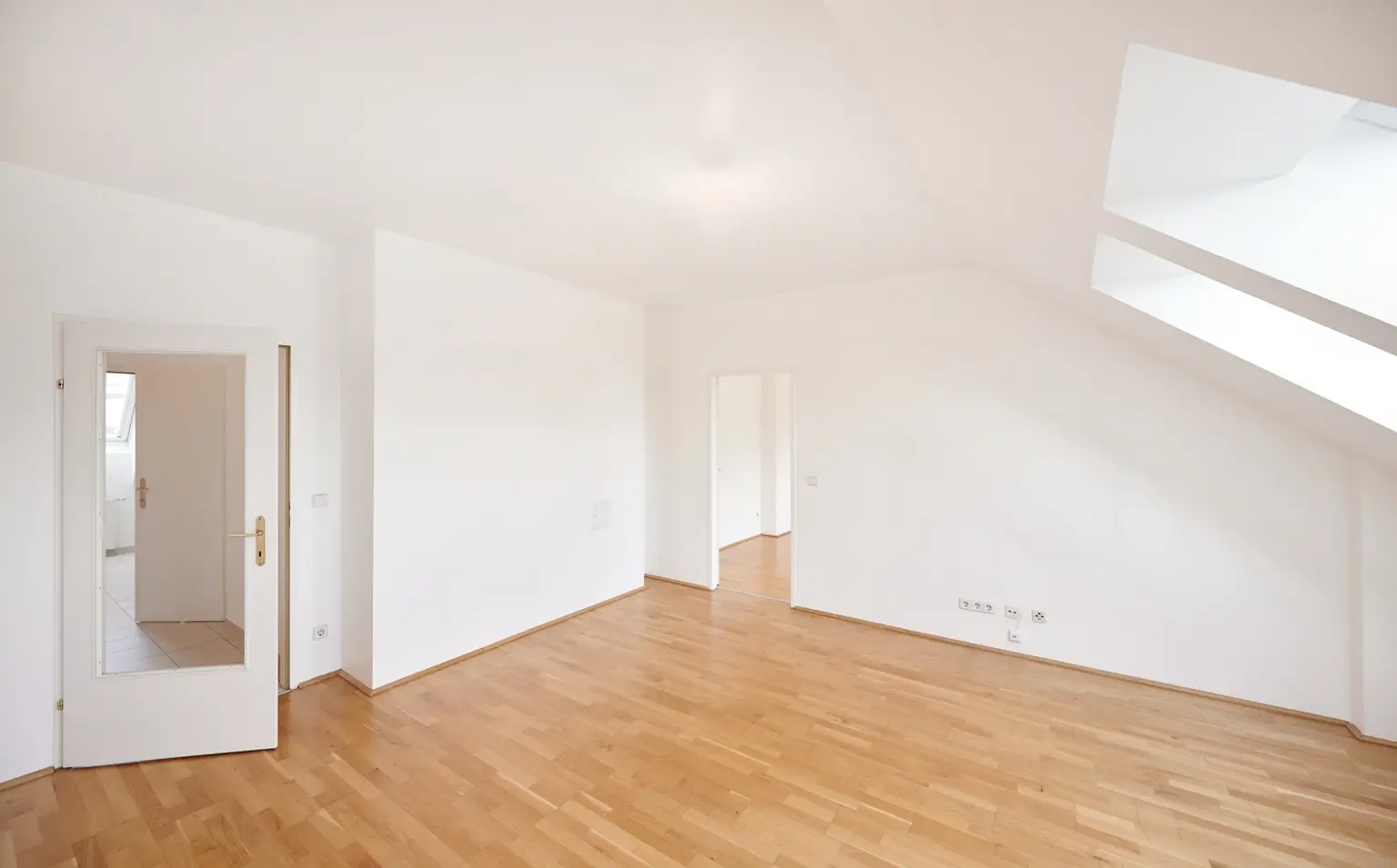 Super geschnittene 2-Zimmer-Wohnung im Dachgeschoss!