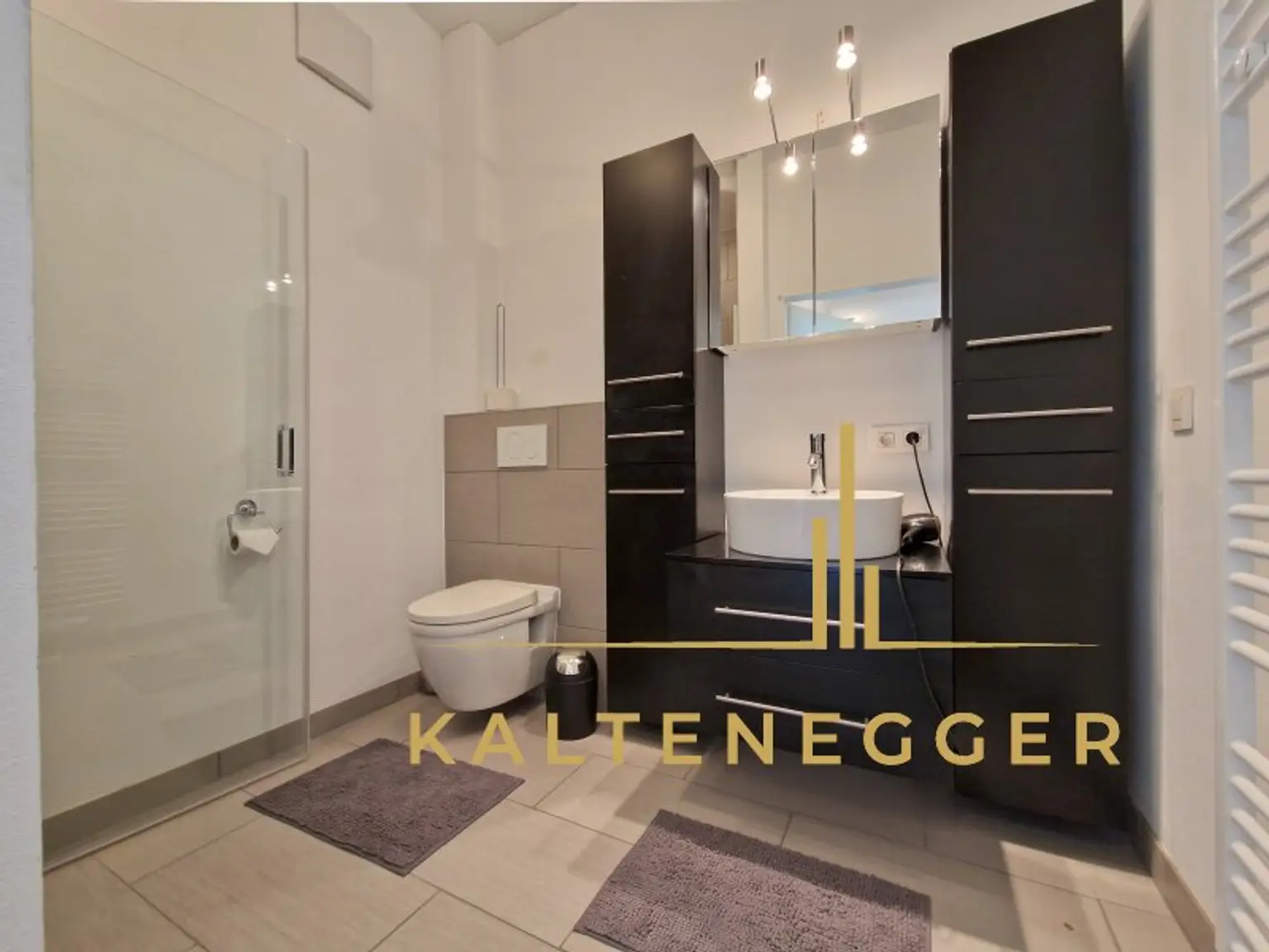 EG: Badezimmer + WC ca. 4,80 m²