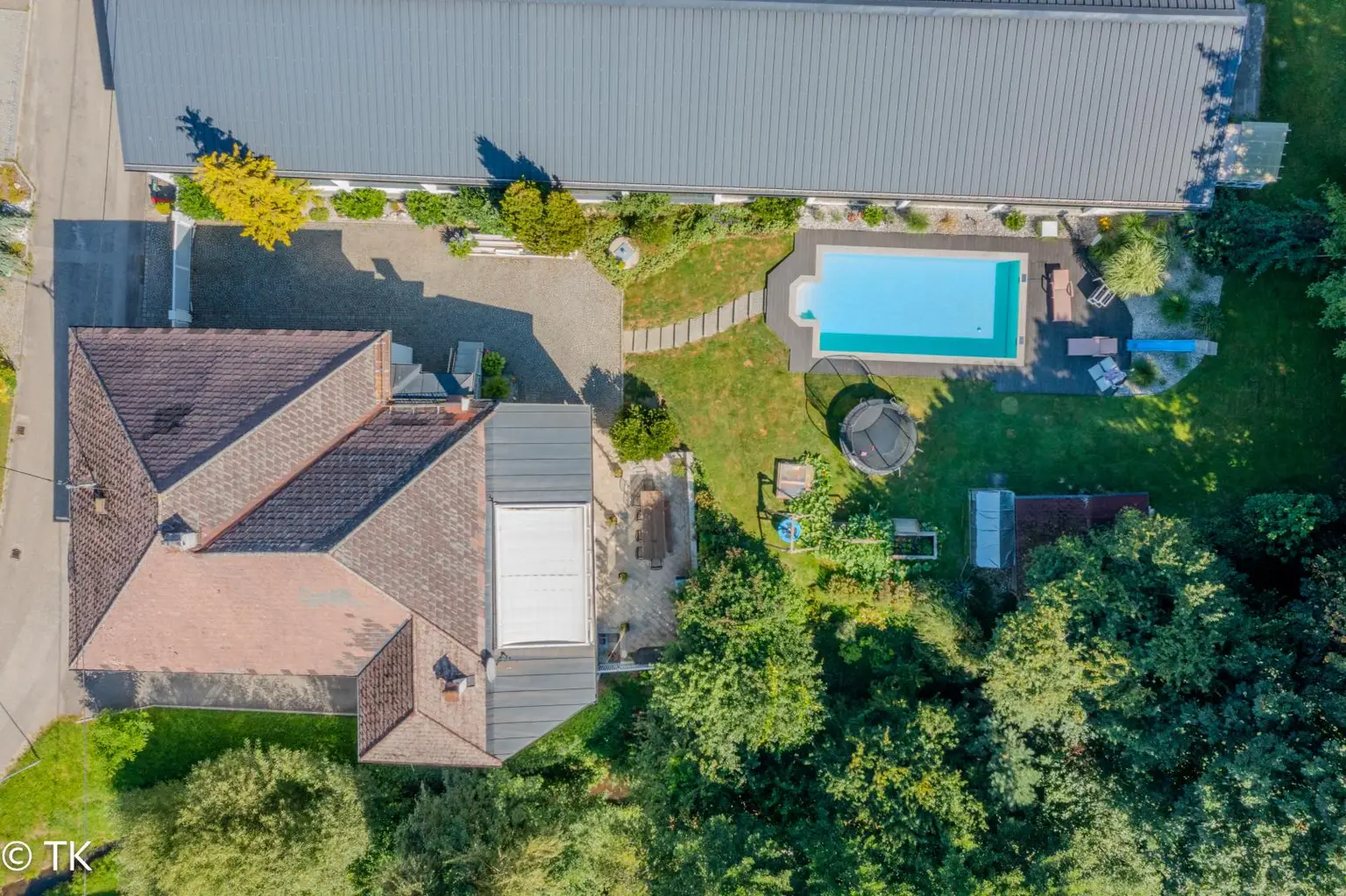 Großzügiges Wohnhaus mit Pool