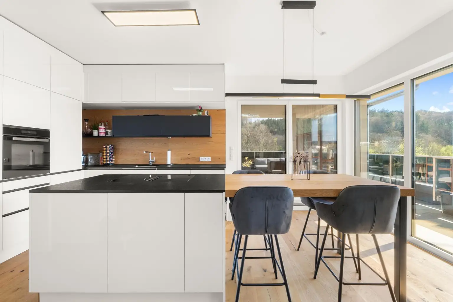 Küche und Essbereich sowie Terrasse