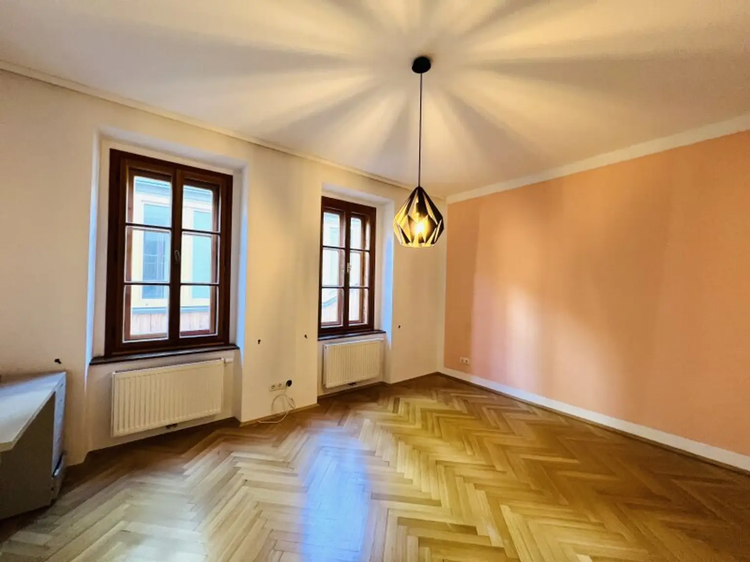 Wiener Stadthaus bei Schönbrunn – Airbnb-Nutzung & attraktives Entwicklungspotenzial mit Baubewilligung