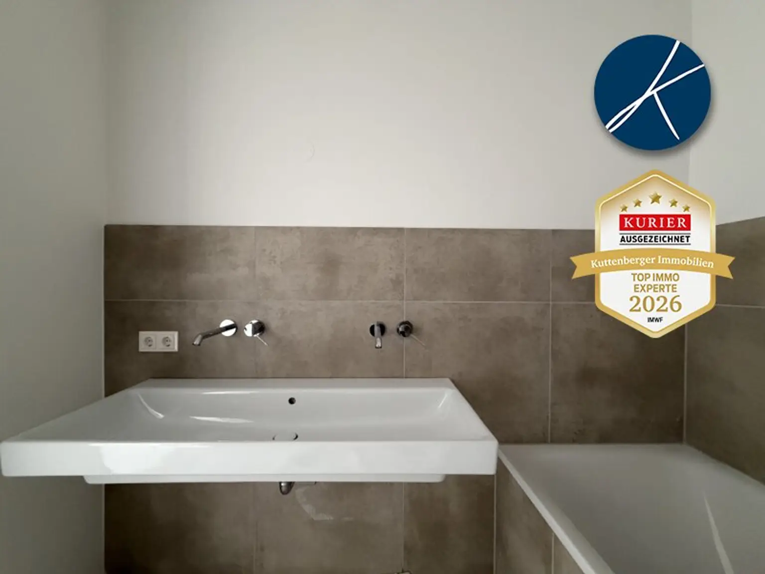 Bad mit Wanne und Dusche