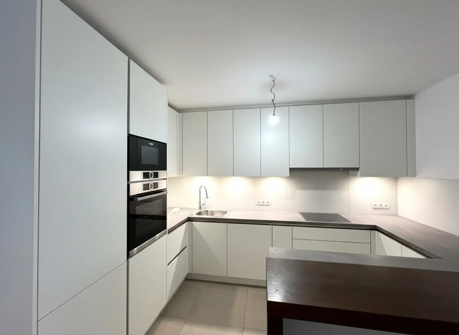 UNBEFRISTET: Klimatisierte Dachgeschosswohnung mit Balkon und Loggia