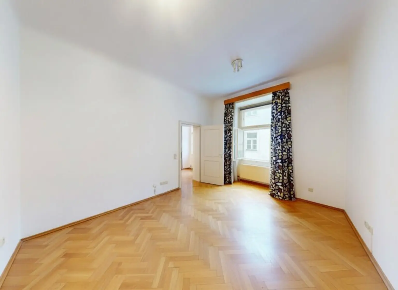 Besonders ruhig gelegene, elegante Altbauwohnung im Herzen der City!